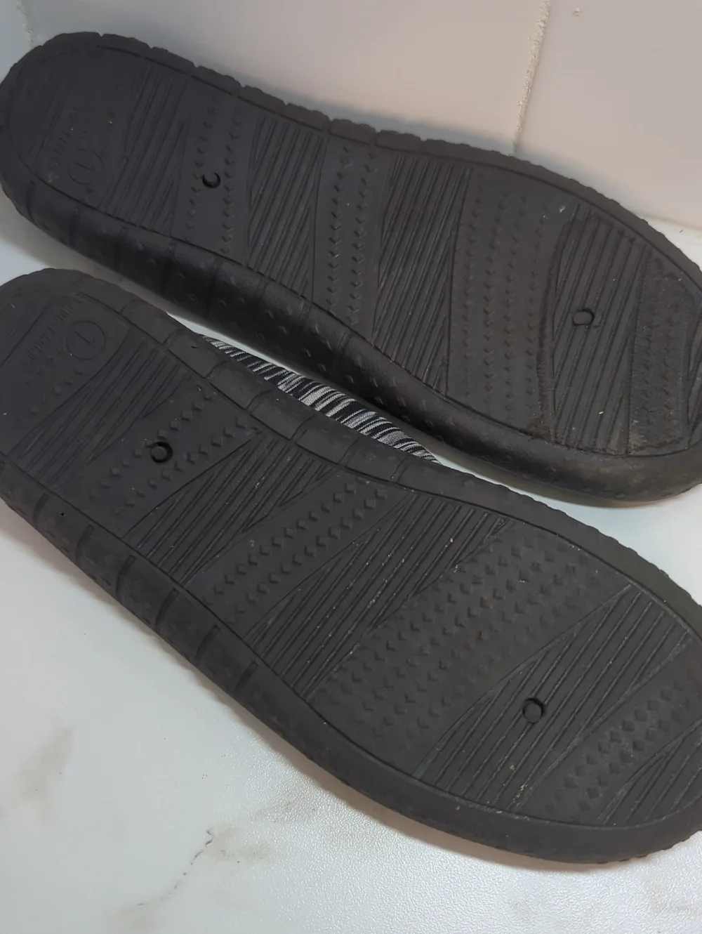 4 PAIRS WATER SHOES